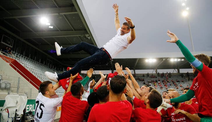 Bilder des Jahres 2020, Sport 08 August Sport Themen der Woche KW33 Sport Bilder des Tages Foto Manuel Geisser 10.08.2020 Thun (BE) : Stockhorn Arena Thun Saison 2019 2020 Herren Fussball Barrage Rückspiel FC Thun - FC Vaduz Trainer Mario Frick (FC Vaduz) wird gefeiert von den Spielern