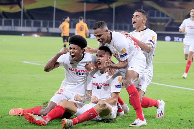 Bilder des Jahres 2020, Sport 08 August Sport Themen der Woche KW33 OCAMPOS Lucas Team Sevilla FC jubelt nach seinem Tor zum 0:1 Endstand mit KOUNDEJules und FERNANDO Finals 2020 EUROPA LEAGUE Viertelfinale Wanderers FC - Sevilla FC 0:1 in Duisburg am 11. August 2020 UEFA CL regulations prohibit any use of photographs as image sequences and or quasi-video