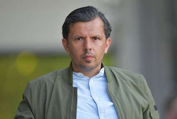 18.08.2020, GER, Fussball, 3.Liga 1.Liga, Saison 2020 2021, Testspiel, Sportclub-Arena, Verl SC Verl - DSC Arminia Bielefeld 1 : 2 Samir Arabi (Geschäftsführer Arminia Bielefeld), Aktion, Einzelbild, Quer, Mimik, Gestik, Manager, Sportmanager, Sportdirektor, Teammanager