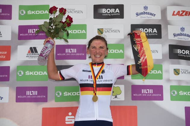 Bilder des Jahres 2020, Sport 08 August Sport Themen der Woche KW34 Sport Bilder des Tages Lisa Brennauer (GER CERATIZIT-WNT Pro Cycling Team) gewinnt erneut am Sachsenring den Titel bei den Deutschen Radsport-Meisterschaften der Frauen - Podium - Siegerehrung - Ehrung - Auszeichnung - Zeremonie - Zelebrierung - Ceremony - Jubel - Freude - Luck - Emotion - Emotionen - Mimik - Mimic - Gestik - Gestic - Querformat - quer - horizontal - Event Veranstaltung: Deutsche Meisterschaften - Strassenrennen - Elite Frauen - Sachsenring to nach Sachsenring 98.0 km (28 Runden a 3.5 km) - Ort Location: Sachsenring Rennstrecke - Region: Sachsen - Land Country: Deutschland Germany - Datum Date: 23.08.2020