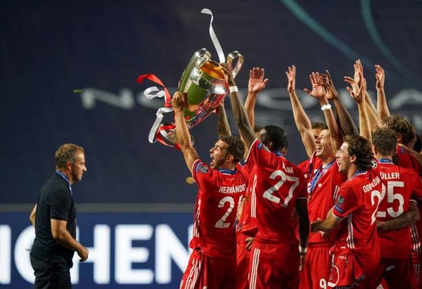 IMAGO Iconic Moments, Fußball Bilder des Jahres 2020, Sport 08 August Sport Themen der Woche KW34 Final Football UEFA Champions League FC BAYERN MUENCHEN - PARIS ST. GERMAIN (PSG) Lisbon, Lissabon, Portugal, 23rd August 2020. Siegerehrung: Lucas Hernandez (Muenchen) mit Pokal, Trainer Hansi Flick (Muenchen), David Alaba (Muenchen), Robert Lewandowski (Muenchen), Alvaro Odriozola (Muenchen),Thomas Mueller (Muenchen) in the final match UEFA Champions League, final tournament FC BAYERN MUENCHEN - PARIS ST. GERMAIN (PSG) in season 2019 2020, FCB, Photographer: Peter Schatz Pool - UEFA REGULATIONS PROHIBIT ANY USE OF PHOTOGRAPHS as IMAGE SEQUENCES and or QUASI-VIDEO - National and international News-Agencies OUT Editorial Use ONLY Lisbon Estadio da Luz de Benfica Portugal