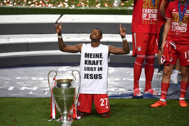 Fussball Champions League Finale Paris St. Germain - Bayern Muenchen Siegerehrung, David ALABA (M) mit Pokal Fussball Champions League, Finale, Paris St. Germain (PSG) - FC Bayern Muenchen (M), am 23.08.2020 im Estadio da Luz in Lissabon Portugal. FOTO: Frank Hoermann SVEN SIMON Pool NO use of any use photographs as image sequences and or quasi-video Editorial Use ONLY National and International News Agencies OUT Lissabon Estadio da Luz Portugal