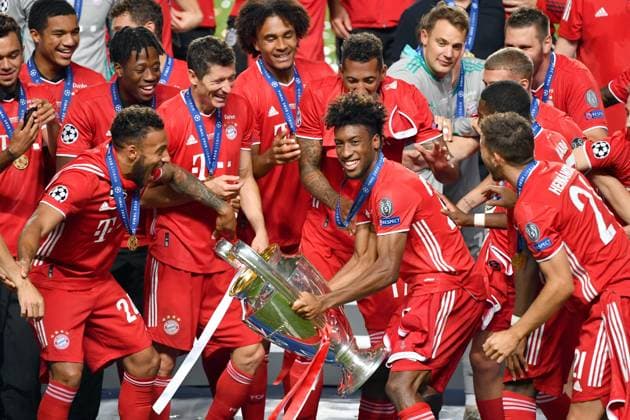 Bilder des Jahres 2020, Sport 08 August Sport Themen der Woche KW34 Fussball Champions League Finale Paris St. Germain - Bayern Muenchen 0-1 Kingsley COMAN (Bayern Muenchen) mit Cup,Pokal,Trophaee,trophy,Siegerung. Teamfoto,Team,Mannschaft,Mannschaftsfoto. Fussball Champions League, Finale, Paris St. Germain (PSG)-FC Bayern Muenchen (M) 0-1 am 23.08.2020 im Estadio da Luz in Lissabon Portugal. FOTO: Frank Hoermann SVEN SIMON Pool NO use of any use photographs as image sequences and or quasi-video Editorial Use ONLY National and International News Agencies OUT Lissabon Estadio da Luz Portugal