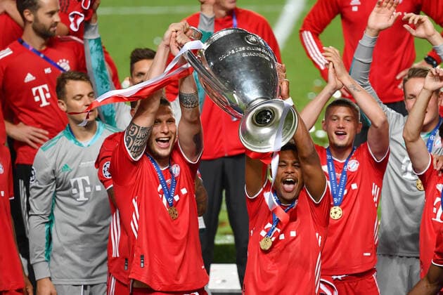 Fussball Champions League Finale Paris St. Germain - Bayern Muenchen 0-1 v.li:Niklas SUELE (Bayern Muenchen), Serge GNABRY (FC Bayern Muenchen) mit Cup,Pokal,Trophaee,trophy,Siegerung. Fussball Champions League, Finale, Paris St. Germain (PSG)-FC Bayern Muenchen (M) 0-1 am 23.08.2020 im Estadio da Luz in Lissabon Portugal. FOTO: Frank Hoermann SVEN SIMON Pool NO use of any use photographs as image sequences and or quasi-video Editorial Use ONLY National and International News Agencies OUT Lissabon Estadio da Luz Portugal