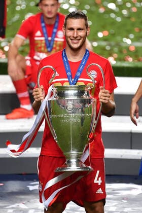 Fussball Champions League Finale Paris St. Germain - Bayern Muenchen 0-1 Niklas SUELE (Bayern Muenchen) mit Cup,Pokal,Trophaee,trophy, Siegerehrung, Fussball Champions League, Finale, Paris St. Germain (PSG)-FC Bayern Muenchen (M) 0-1 am 23.08.2020 im Estadio da Luz in Lissabon Portugal. FOTO: Frank Hoermann SVEN SIMON Pool NO use of any use photographs as image sequences and or quasi-video Editorial Use ONLY National and International News Agencies OUT Lissabon Estadio da Luz Portugal