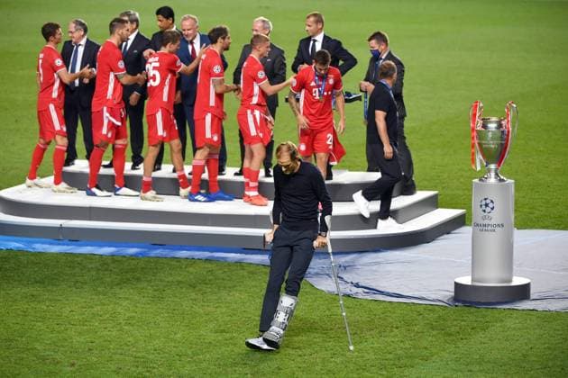 Thomas Tuchel - Stationen als Trainer, Paris Saint-Germain 2018 - 2020 Bilder des Jahres 2020, Sport 08 August Sport Themen der Woche KW34 Fussball Champions League Finale Paris St. Germain - Bayern Muenchen 0-1 Thomas TUCHEL (Trainer PSG) geht an Kruecken am Cup,Pokal,Trophaee,trophy vorbei, Enttaeuschung,Frust,enttaeuscht, frustriert,niedergeschlagen, Siegerehrung. Fussball Champions League, Finale, Paris St. Germain (PSG)-FC Bayern Muenchen (M) 0-1 am 23.08.2020 im Estadio da Luz in Lissabon Portugal. FOTO: Frank Hoermann SVEN SIMON Pool NO use of any use photographs as image sequences and or quasi-video Editorial Use ONLY National and International News Agencies OUT Lissabon Estadio da Luz Portugal