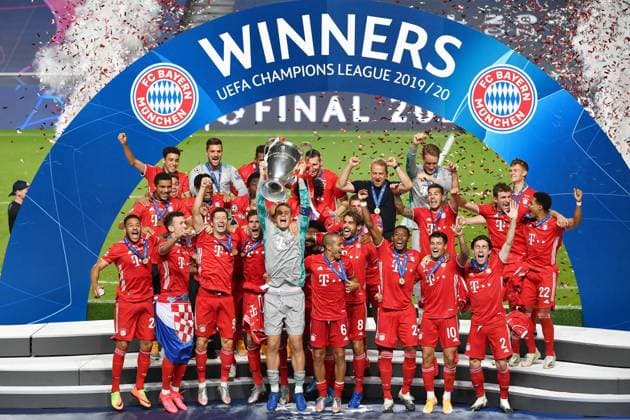 Fussball CHL FINALE 19 20 in Lissabon: Paris Saint Germain - FC Bayern Muenchen FUSSBALL FINALTURNIER LISSABON CHAMPIONS LEAGUE SAISON 2019 2020 FINALE 23.08.2020 Paris Saint Germain - FC Bayern Muenchen SCHLUSSJUBEL, TEAMJUBEL FC Bayern Muenchen; Corentin Tolisso, Ivan Perisic, Robert Lewandowski, Leon Goretzka, Torwart Manuel Neuer mit CHL Pokal, Thiago Alcantara, Javi Martinez, David Alaba, Philippe Coutinho, Alvaro Odriozola (vorn v.li.) Malik Tillman, Bright Arrey Mbi, Alphonso Davies, Benjamin Pavard, Michael Cuisance, Lucas Hernandez, Thomas Mueller, Serge Gnabry (Mitte v.li.) Jamal Musiala, Torwart Sven Ulreich, Jerome Boateng, Niklas Suele, Trainer Hansi Flick, Torwart Ron-Torben Hoffmann und Joshua Kimmich (hinten v.li.) FOTO: ULMER Pressebildagentur Pool Frank Hoermann SVEN SIMON xxNOxMODELxRELEASExx Dortmund Estadio da Luz Baden-Wuerttemberg Deutschland