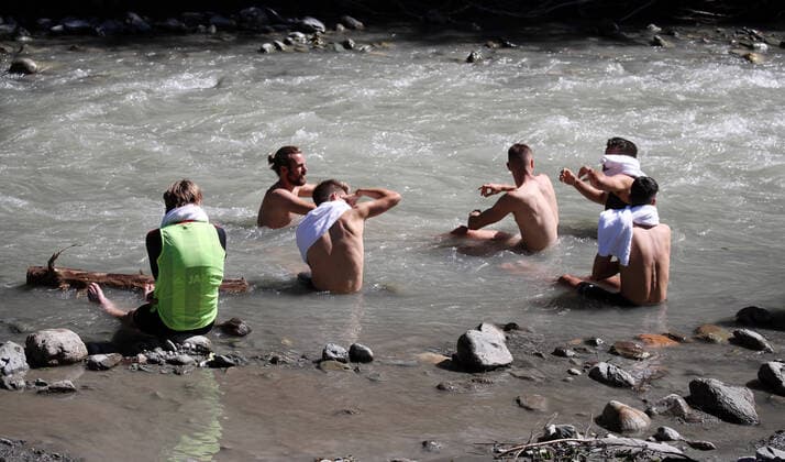 Bilder des Jahres 2020, Sport 08 August Sport Themen der Woche KW35 Sport Bilder des Tages 26.08.20 VfB Stuttgart Trainingslager Kitzbühel Österreich, Kitzbühel, 26.08.2020, Fussball, Bundesliga, Saison 2020 2021, VfB Stuttgart Trainingslager Kitzbühel: Spieler im Eisbach.