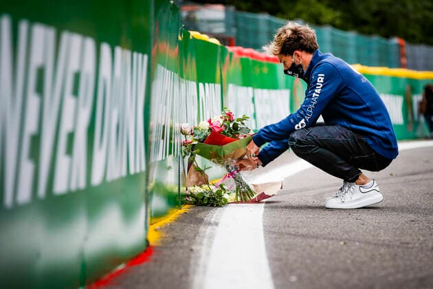 Bilder des Jahres 2020, Sport 08 August Sport Themen der Woche KW35 Sport Bilder des Tages Motorsports: FIA Formula One World Championship, WM, Weltmeisterschaft 2020, Grand Prix of Belgium, 10 Pierre Gasly (FRA, Scuderia AlphaTauri Honda) with flowers in memory of Anthoine Hubert (FRA), who died during an F2 accident in 2019 Spa-Francorchamps Belgium