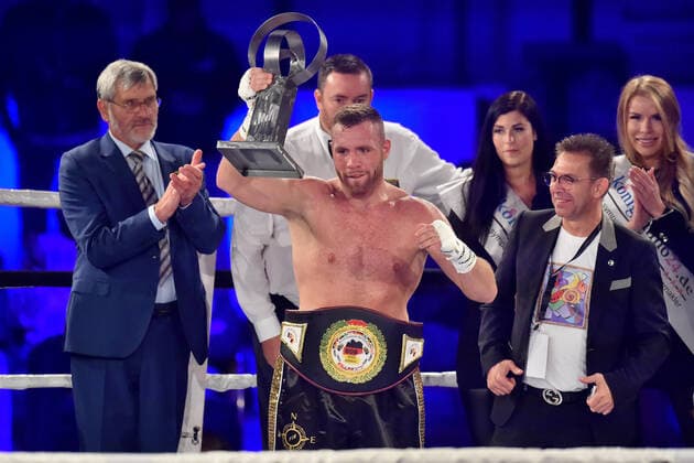 Bilder des Jahres 2020, Sport 08 August Sport Themen der Woche KW35 Boxen - Tommy Punch - Zoltan Sera am 29.08.2020 im Eisstadion in Braunlage Tommy Punch (Deutschland)jubelt nach seinem Sieg.