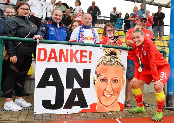 Bilder des Jahres 2020, Sport 08 August Sport Themen der Woche KW35 Sport Bilder des Tages Fußball-Landespokal Sachsen Frauen, Finale, RB Leipzig vs. FC Phoenix Leipzig (30.08.2020) Anja Mittag (RB Leipzig Frauen, Mittelfeld Angriff, Rueckennummer 31) (re.) mit Fans von RB Leipzig (Frauenteam) und einem Transparent Danke Anja nach dem Landespokal-Finale RB Leipzig gegen FC Phoenix Leipzig (30.08.2020). Mittag hat bei dem Spiel die letzte Partie ihrer Karriere gespielt. Taucha Sachsen Deutschland Stadion