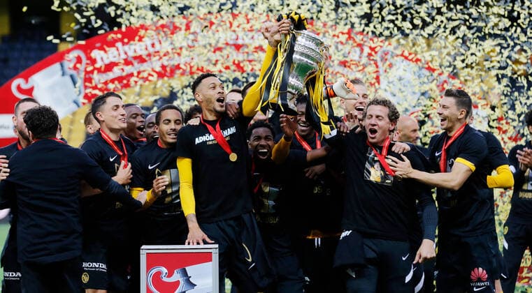 Bilder des Jahres 2020, Sport 08 August Sport Themen der Woche KW35 Sport Bilder des Tages Foto Manuel Geisser 30.08.2020 Bern : Wankdorf Stadion Bern Fussball Saison 2020 2021 Herren Fussball Cup Final BSC Young Boys Bern - FC Basel Guillaume Hoarau und Torwart Marco Wölfli mit Pokal . YB Cupsieger 2020