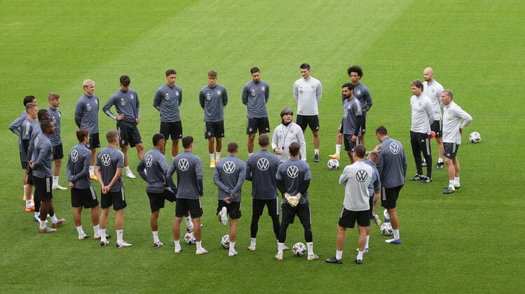 Bilder des Jahres 2020, Sport 09 September Sport Themen der Woche KW36 Sport Bilder des Tages Stuttgart , Fußball Nationalmannschaft Training iin der Mercedes Benz Arena , Joachim Löw mit seiner Mannschaft