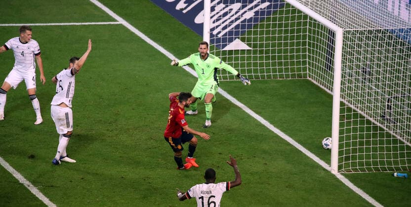 Bilder des Jahres 2020, Sport 09 September Sport Themen der Woche KW36 Sport Bilder des Tages 03.09.20 Deutschland - Spanien Deutschland, Stuttgart, 03.09.2020, Fussball, UEFA, Nations League, DFB Deutschland - Spanien: v.l. Luis Jose Gaya (Spanien), Kevin Trapp (Deutschland); Tor 1:1 Gaya.