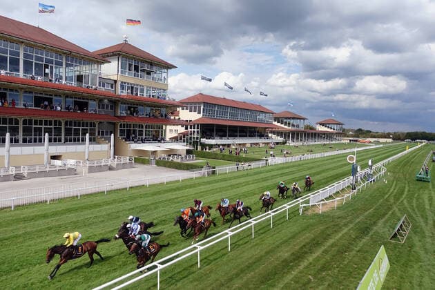 Bilder des Jahres 2020, Sport 09 September Sport Themen der Woche KW36 Sport Bilder des Tages 05.09.2020, Iffezheim, Baden-Wuerttemberg, GER - Pferde und Jockeys im Rennen vor der Tribuene. Galopprennbahn Baden-Baden, Iffezheim. () 200905D511IFFEZHEIM.JPG