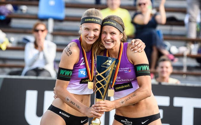 Bilder des Jahres 2020, Sport 09 September Sport Themen der Woche KW36 Sport Bilder des Tages Die Deutschen Beach-Volleyball Meisterschaften 2020, 05.09.2020 Sandra Ittlinger (Trikot Nr. 2, VCO Berlin), Chantal Laboureur (Trikot Nr. 1, MTV Stuttgart); Die Deutschen Beach-Volleyball Meisterschaften 2020 am 05.09.2020, Timmendorfer-Strand. Copyright: xBEAUTIFULxSPORTS PeterxWeberx