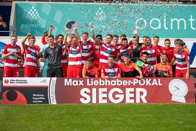 Bilder des Jahres 2020, Sport 09 September Sport Themen der Woche KW36 Sport Bilder des Tages Max Liebhaber-Pokal 2020, Siegerfoto, Jubel, Marc Schnatterer (FC Heidenheim, 07) mit Schale in der Hand, GER, FC Heidenheim vs. FC St. Gallen, Fussball, 2. Bundesliga, Testspiel, Max-Liebermann-Pokal, 2020 2021, 05.09.2020, DFB DFL regulations prohibit any use of photographs as image sequences and or quasi-video., GER, FC Heidenheim vs. FC St. Gallen, Fussball, 2. Bundesliga, Testspiel, Max-Liebermann-Pokal, 2020 2021, 05.09.2020 Heidenheim Copyright: xEibner-Pressefoto SaschaxWaltherx EP_EER