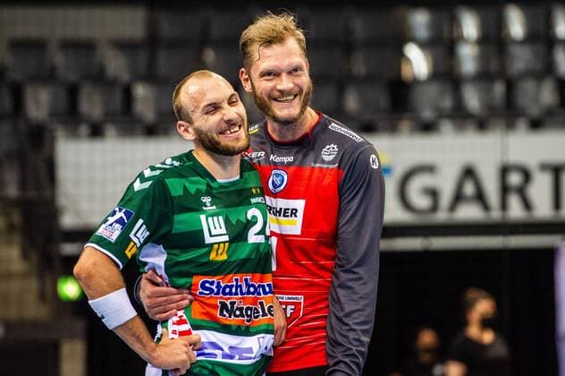 Bilder des Jahres 2020, Sport 09 September Sport Themen der Woche KW37 Sport Bilder des Tages TVB Stuttgart - FRISCH AUF Goeppingen Hatten sichtlich Spass nach Handballpause: li: Marcel Schiller (FRISCH AUF! Goeppingen 24) ; Johannes Bitter (TVB Stuttgart 1) ; BGV Handball Cup 2020 Finaltag: TVB Stuttgart vs. FRISCH AUF Goeppingen am 13.09.2020 in Stuttgart (PORSCHE Arena), Baden-Wuerttemberg, Deutschland Stuttgart. 13.09.20 Handball BGV Cup , Stuttgart Baden Wuerttemberg Deutschland