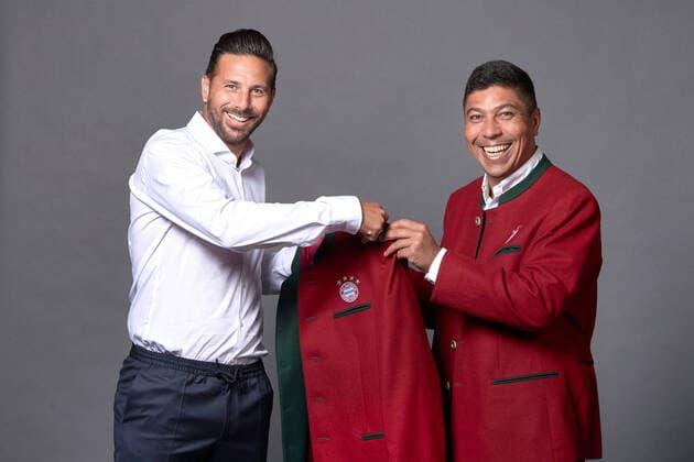 Bilder des Jahres 2020, Sport 09 September Sport Themen der Woche KW38 Sport Bilder des Tages ACHTUNG: POOLFOTO Eine Legende kehrt zurueck: Claudio Pizarro (li) wird Botschafter des FC Bayern Muenchen-hier erhaelt er von Giovane Elber den roten Trachtenjanker.