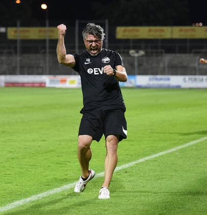 Bilder des Jahres 2020, Sport 09 September Sport Themen der Woche KW38 Sport Bilder des Tages 15.09.2020, xhbx, Fussball Regionalliga Suedwest, FK Pirmasens - Offenbacher Kickers emspor, v.l. Torjubel, Goal celebration, celebrate the goal 0:2 durch Tunay Deniz (Offenbacher Kickers), Trainer Angelo Barletta (Offenbacher Kickers) (DFL DFB REGULATIONS PROHIBIT ANY USE OF PHOTOGRAPHS as IMAGE SEQUENCES and or QUASI-VIDEO) Pirmasens