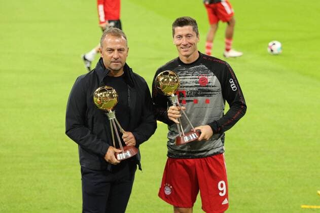 Bilder des Jahres 2020, Sport 09 September Sport Themen der Woche KW38 Sport Bilder des Tages Ehrung vom Kicker zum Fussballer und Trainer des Jahres Chef-Trainer Hansi Flick (FC Bayern Muenchen), Robert Lewandowski 9 (FC Bayern Muenchen), FC Bayern Muenchen vs. FC Schalke 04, 1.Bundesliga, 18.09.2020, DFB regulations prohibit any use of photographs as image sequences and or quasi-video Muenchen Bayern Deutschland