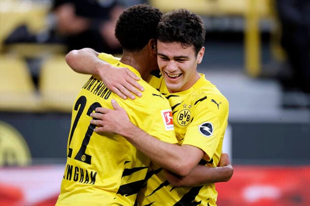 Bilder des Jahres 2020, Sport 09 September Sport Themen der Woche KW38 Sport Bilder des Tages REYNA Giovanni Team BVB Jubel um Torschuetzen REYNY Giovanni mit BELLINGHAM Jude Fussball Bundesliga Saison 2020-2021 Spiel BVB - Borussia Moenchengladbach 3 : 0 am 19. September in Dortmund DFL REGULATIONS PROHIBIT ANY USE OF PHOTOGRAPHS as IMAGE SEQUENCES and or QUASI-VIDEO