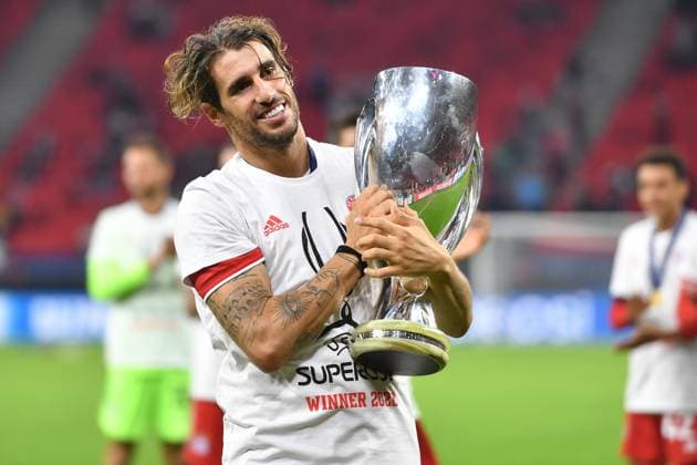 Bilder des Jahres 2020, Sport 09 September Sport Themen der Woche KW39 Sport Bilder des Tages die Bayern jubeln bei der Siegerehrung, Javi (Javier) MARTINEZ (Bayern Muenchen) mit den Pokal,Cup,Trophaee, Jubel,Freude,Begeisterung, cheers, Aktion,Einzelbild,angeschnittenes Einzelmotiv,Halbfigur,halbe Figur. Fussball UEFA Super Cup 2020 FC Bayern Muenchen-FC Sevilla 1-2 n.V. am 24.09.2020 in Budapest, Ferenc Puskas Stadion.