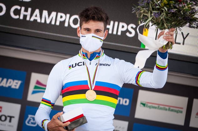 Bilder des Jahres 2020, Sport 09 September Sport Themen der Woche KW39 Sport Bilder des Tages Filippo Ganna (ITA - Italien - Italy - Italia - INEOS Grenadiers) gewinnt das Einzelzeitfahren der Rad WM in Imola 2020 - Podium - Siegerehrung - Ehrung - Auszeichnung - Zeremonie - Zelebrierung - Ceremony - Jubel - Freude - Luck - Emotion - Emotionen - Mimik - Mimic - Gestik - Gestic - Querformat - quer - horizontal - Event Veranstaltung: Strassen Rad WM Imola - Einzelzeitfahren Herren Elite - Imola nach to Imola 31.7 km - Ort Location: Imola - Bologna (BO) - Region: Emilia-Romagna - Land Country: Italy - Italien - Italia - Datum Date: 25.09.2020