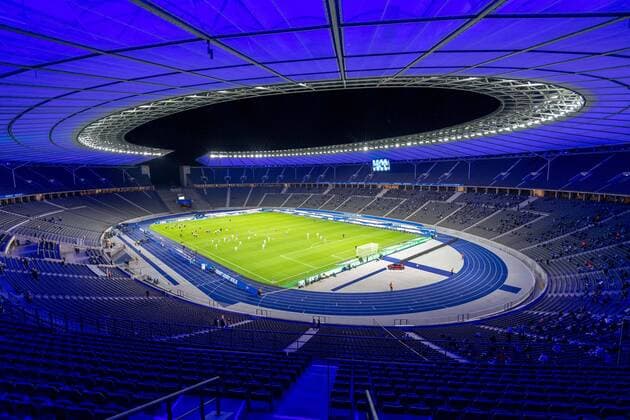 Bilder des Jahres 2020, Sport 09 September Sport Themen der Woche KW39 Sport Bilder des Tages Fussball Berlin 25.09.2020 Saison 2020 2021 1. Bundesliga DFL Hertha BSC Berlin - Eintracht Frankfurt Berliner Olympiastadion sportstätte 5000 Personen befinden sich bei diesem Bundesligaspiel im Stadion Covid-19 Corona