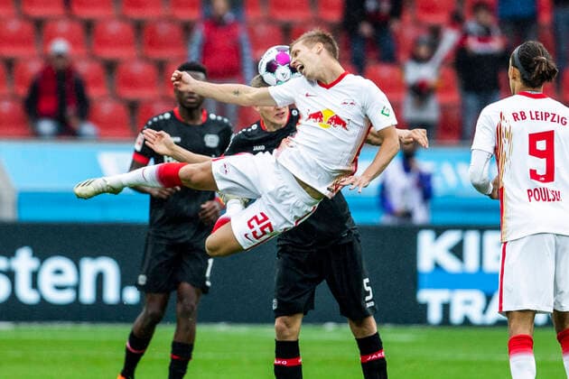 Bilder des Jahres 2020, Sport 09 September Sport Themen der Woche KW39 Leverkusen, Bayarena, 26.09.20: Olmo Dani (RB Leipzig) (L) gegen Sven Bender (Bayer 04 Leverkusen) im Spiel 1. Bundesliga Bayer 04 Leverkusen vs. RB Leipzig.