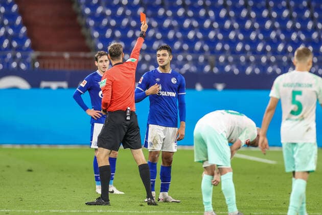 Bilder des Jahres 2020, Sport 09 September Sport Themen der Woche KW39 26.09.2020, Fussball, Saison 2020 2021, 1. Bundesliga, FC Schalke 04 - SV Werder Bremen, Ozan Kabak (FC Schalke 04) sieht die rote Karte Gelsenkirchen Veltins Arena NRW Deutschland xRHR-FOTO TRx