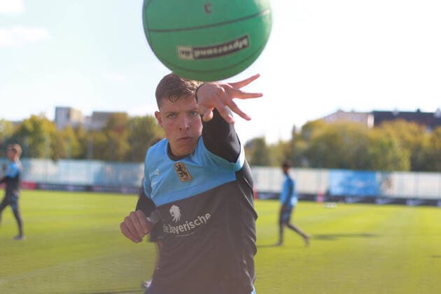 Bilder des Jahres 2020, Sport 09 September Sport Themen der Woche KW40 Sport Bilder des Tages 32 Maxim Gresler beim Krafttraining, Parcours, Medizinball-Training, Anstrengung, Fussball, 3. Liga, TSV 1860 München, Training 30.09.2020 FOTO: Mladen Lackovic