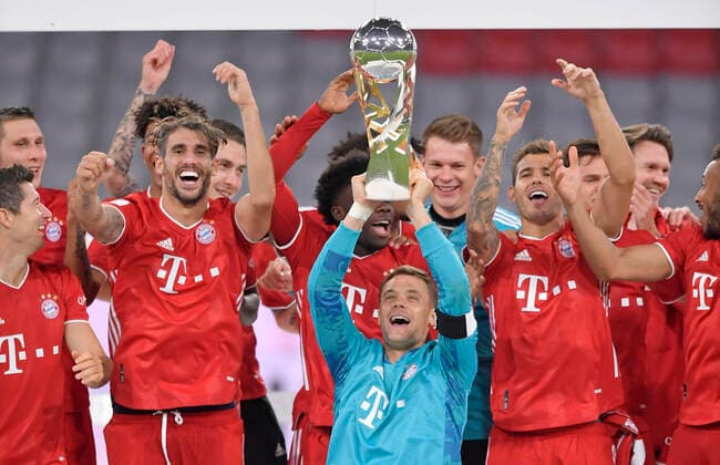 Bilder des Jahres 2020, Sport 09 September Sport Themen der Woche KW40 30.09.2020, Fussball Supercup: FC Bayern - Borussia Dortmund 30.09.2020, Fussball DFL-Supercup 2020, FC Bayern München - Borussia Dortmund, in der Allianz-Arena München. FC Bayern München feiert den Gewinn des Supercup, Torwart Manuel Neuer (mi., Bayern München) mit dem Supercup Pokal Foto: Bernd Feil M.i.S. Pool Nur für journalistische Zwecke! Only for editorial use! Gemäß den Vorgaben der DFL Deutsche Fußball Liga ist es untersagt, in dem Stadion und oder vom Spiel angefertigte Fotoaufnahmen in Form von Sequenzbildern und oder videoähnlichen Fotostrecken zu verwerten bzw. verwerten zu lassen. DFL regulations prohibit any use of photographs as image sequences and or quasi-video. National and international NewsAgencies OUT. München Allianz-Arena Bayern Deutschland