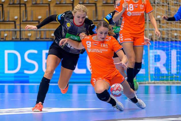 Bilder des Jahres 2020, Sport 10 Oktober Sport Themen der Woche KW40 Sport Bilder des Tages Handball, Frauen: Laenderspiel, Niederlande - Deutschland v. li. im Zweikampf Evgenija Minevskaja (Deutschland SCM Rammicu Valcea), Lois Abbingh (Niederlande) Lingen EmslandArena Deutschland