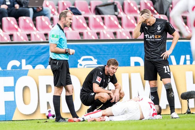 Bilder des Jahres 2020, Sport 10 Oktober Sport Themen der Woche KW40 Sport Bilder des Tages 1. Fussball Bundesliga; 1. FC Koeln - Borussia Moenchengladbach; 03.10.2020 Dominick Drexler (1. FC Koeln, 24) bleibt nach Foul verletzt liegen und muss behandelt werden 1. Fussball Bundesliga, 1. FC Koeln - Borussia Moenchengladbach, Koeln, Rheinenergiestadion DFL REGULATIONS PROHIBIT ANY USE OF PHOTOGRAPHS AS IMAGE SEQUENCES AND OR QUASI-VIDEO. Copyright: xBEAUTIFULxSPORTS Wunderlx