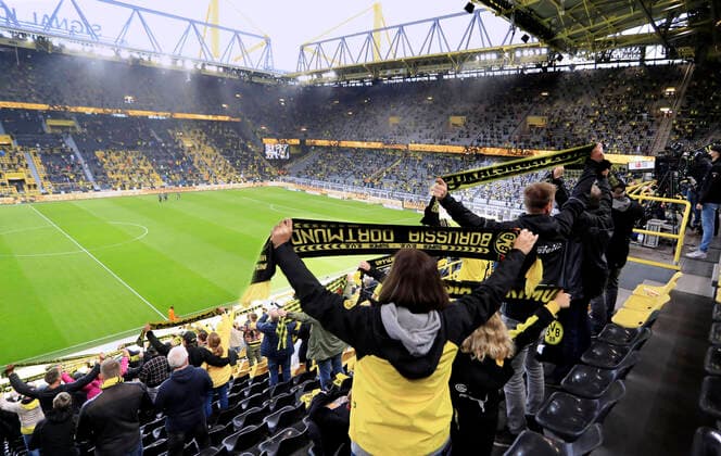 Bilder des Jahres 2020, Sport 10 Oktober Sport Themen der Woche KW40 Sport Bilder des Tages ZUSCHAUER Team BVB DFL Fussball Bundesliga Saison 2020-2021 Spiel BVB - SC Freiburg 4 : 0 am 03. Oktober 2020 in Dortmund DFL REGULATIONS PROHIBIT ANY USE OF PHOTOGRAPHS as IMAGE SEQUENCES and or QUASI-VIDEO