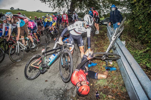 Bilder des Jahres 2020, Sport 10 Oktober Sport Themen der Woche KW40 Sport Bilder des Tages Lüttich Bastogne Lüttich - 2020 - Sturz mit dem aktuellen Weltmeister Julian Alaphilippe (FRA - Deceuninck-Quick Step) in der Abfahrt der Cote de Wanne