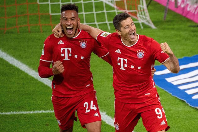 Bilder des Jahres 2020, Sport 10 Oktober Sport Themen der Woche KW40 Sport Bilder des Tages Tor zum 4:3 durch Robert Lewandowski (FC Bayern Muenchen 09), Elfmeter gegen Alexander Schwolo (Hertha BSC, 01), mit Corentin Tolisso (FC Bayern Muenchen 24), GER, FC Bayern Muenchen vs. Hertha Berlin, Fussball, Bundesliga, 3. Spieltag, Saison 2020 2021, 04.10.2020, DFB DFL regulations prohibit any use of photographs as image sequences and or quasi-video., GER, FC Bayern Muenchen vs. Hertha Berlin, Fussball, Bundesliga, 3. Spieltag, Saison 2020 2021, 04.10.2020 Muenechen Copyright: xEibner-Pressefoto SaschaxWaltherx EP_EER