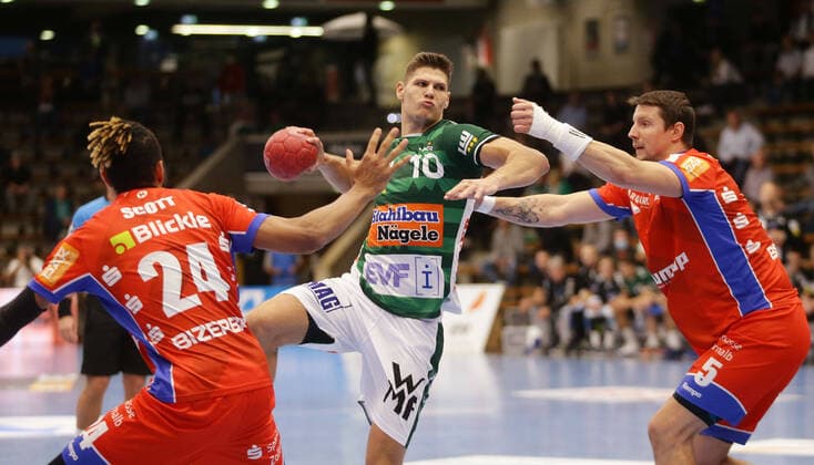 Bilder des Jahres 2020, Sport 10 Oktober Sport Themen der Woche KW41 Sport Bilder des Tages Göppingen , LIQUI MOLY HBL , Handball Bundesliga , Frisch Auf! Göppingen vs. HBW Balingen-Weilstetten , von links: James Scott ( Bali ) Sebastian Heymann ( Göppi ) Romas Kirveliavicius ( Bali )
