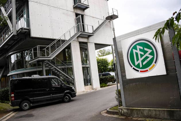Bilder des Jahres 2020, Sport 10 Oktober Sport Themen der Woche KW41 07.10.2020, xjhx, Fussball, Polizei Razzia DFB - wegen Verdacht auf Steuerhinterziehung, emspor, v.l. Die Steuerfahndung, die Polizei und das BKA durchsuchen die Zentrale des Deutschen Fussball Bund wegen des Verdachts auf Steuerhinterziehung Frankfurt am Main