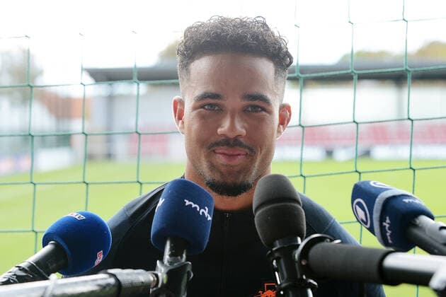 Bilder des Jahres 2020, Sport 10 Oktober Sport Themen der Woche KW41 Fußball-Bundesliga Saison 2020 2021, Training bei Bundesligist RB Leipzig (07.10.2020). Neuzugang Justin Kluivert (Linksaussen RB Leipzig, Rueckennummer 21) in Interview nach dem Training von RB Leipzig (07.10.2020). Leipzig Sachsen Deutschland Red-Bull-Trainingsgelände am Cottaweg