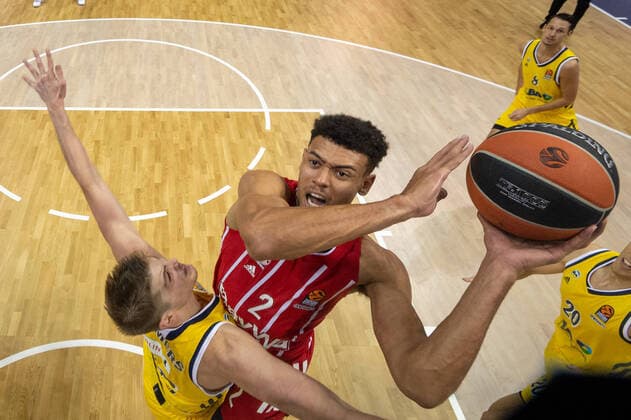 Bilder des Jahres 2020, Sport 10 Oktober Sport Themen der Woche KW41 Sport Bilder des Tages Basketball Berlin 09.10.2020 Saison 2020 2021 Euroleague Regular Season 2. Spieltag Alba Berlin - FC Bayern München Wade Baldwin (München, No.02) Ben Lammers (Alba Berlin, No.50)