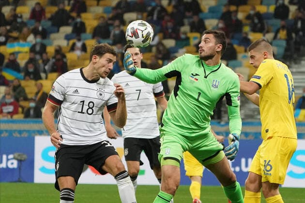 Bilder des Jahres 2020, Sport 10 Oktober Sport Themen der Woche KW41 Sport Bilder des Tages Torwart Georgiy Bushchan (Ukraine) versucht den Ball zu fangen und Leon Goretzka (Deutschland Germany) erzielt per Kopfball das Tor zum 0:2- 10.10.2020: Ukraine vs. Deutschland, UEFA Nations League, 3. Spieltag, Olympiastadion Kiew DISCLAIMER: DFB regulations prohibit any use of photographs as image sequences and or quasi-video.