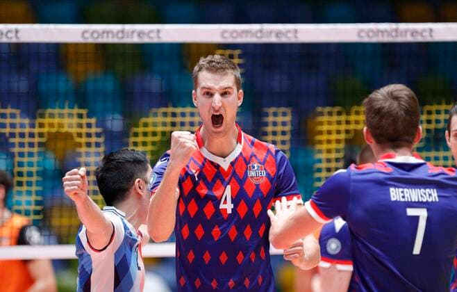 Bilder des Jahres 2020, Sport 10 Oktober Sport Themen der Woche KW41 Deutschland - Frankfurt - 11.10.2020 Volleyball - Hessen - comdirect Supercup - Herren Saison 2020 2021 United Volleys Frankfurt (blau) - Berlin Recycling Volleys (orange) v.l. Satoshi Tsuiki (United Volleys - Nr. 2), Noah Baxpöhler (United Volleys - Nr. 4), Ben Bierwisch (United Volleys - Nr. 7) United Volleys Frankfurt - Berlin Recycling Volleys
