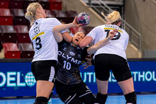 Bilder des Jahres 2020, Sport 10 Oktober Sport Themen der Woche KW41 Sport Bilder des Tages Ludwigsburg, Deutschland 11. Oktober 2020: Handball CL - 20 21 - SG BBM Bietigheim vs. Rostov-Don v. li. im Zweikampf Anna Sen (Rostov Don), Anna Loerper (Bietigheim), Ksenia Makeeva (Rostov Don) Ludwigsburg MHP Arena Baden-Württemberg Deutschland