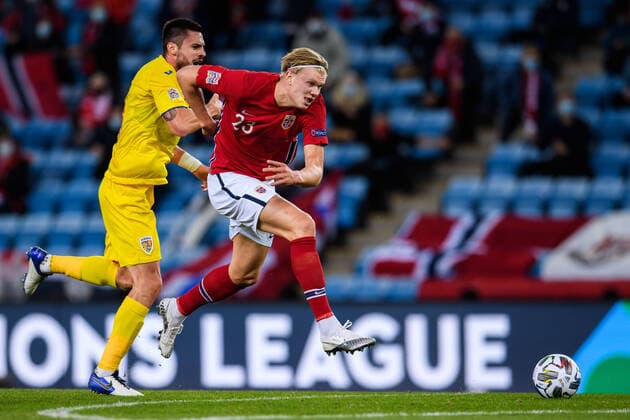 Bilder des Jahres 2020, Sport 10 Oktober Sport Themen der Woche KW41 Sport Bilder des Tages 201011 Andrei Burca of Romania and Erling Braut Haaland of Norway during the UEFA Nations League football match between Norway and Romania on October 11, 2020 in Oslo. Photo: Vegard Wivestad Grott BILDBYRAN kod VG VG0054 bbeng fotboll football fotball soccer uefa nations league landskamp norge norway romania rumänien Copyright: VEGARDxWIVESTADxGRoTT BB201011VG051