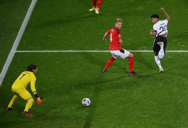Bilder des Jahres 2020, Sport 10 Oktober Sport Themen der Woche KW42 Sport Bilder des Tages Köln , Fußball UEFA Nations League , Länderspiel Deutschland vs. Schweiz , Tor zum 3 : 3 , von links: Yann Sommer ( SUI ) Nico Elvedi ( SUI ) Torschütze Serge Gnabry ( GER )