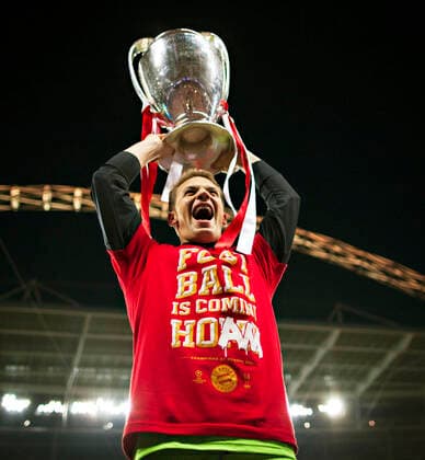 Championsleague Finale: Borussia Dortmund - FC Bayern Muenchen 25.05.2013 Torwart Manuel Neuer streckt den Pokal in den Londoner Abendhimmel.