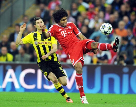 Championsleague Finale: Borussia Dortmund - FC Bayern Muenchen 25.05.2013 . Dante (FCB) Aktion vor Robert Lewandowski (BvB)