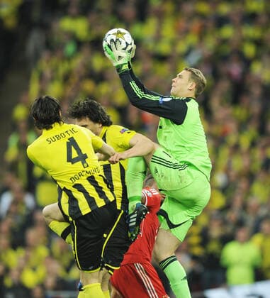 Championsleague Finale: Borussia Dortmund - FC Bayern Muenchen 25.05.2013 . Tw. Manuel Neuer (FCB) faengt vor Subotic u. Hummels (beide BvB).